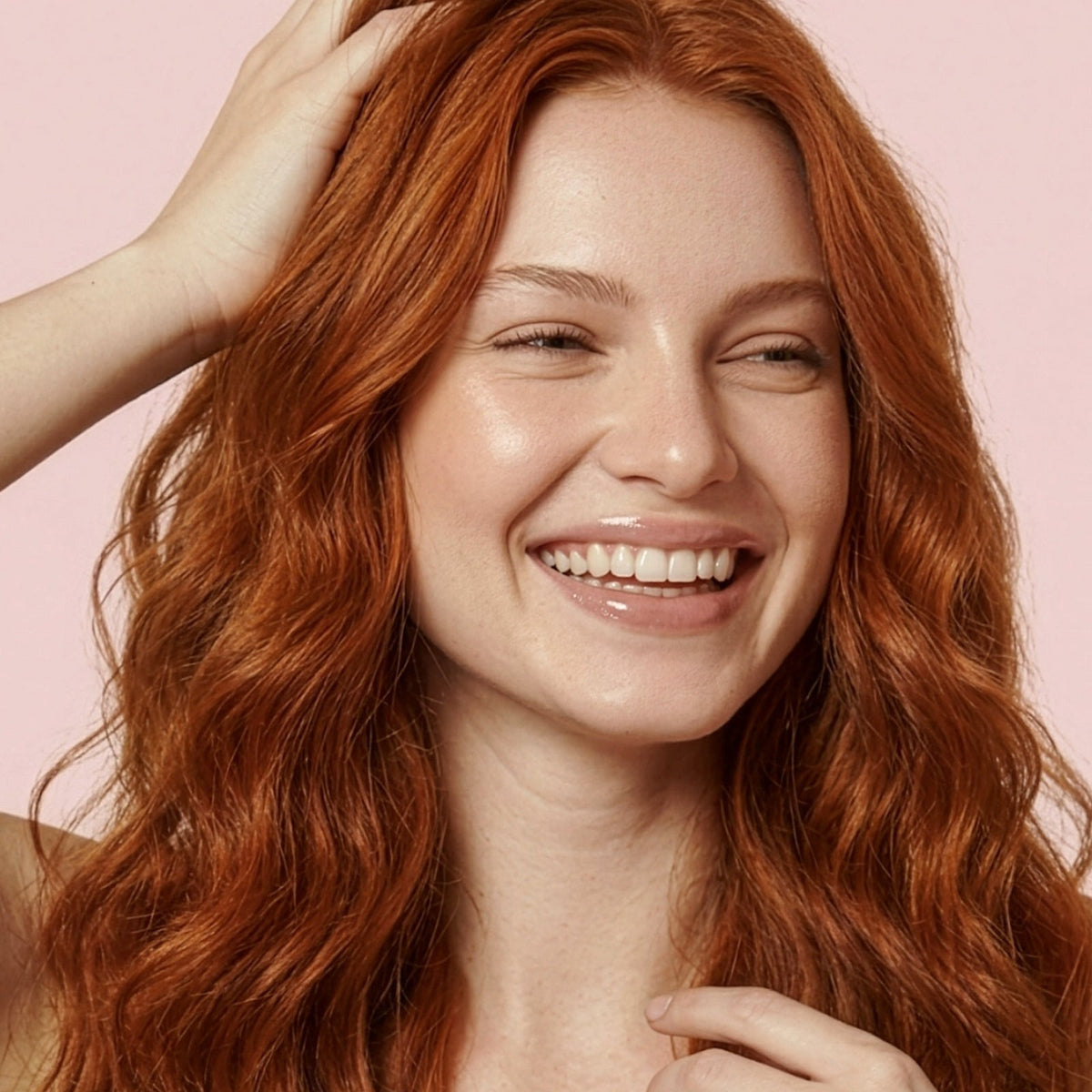 Model met rood golvend haar