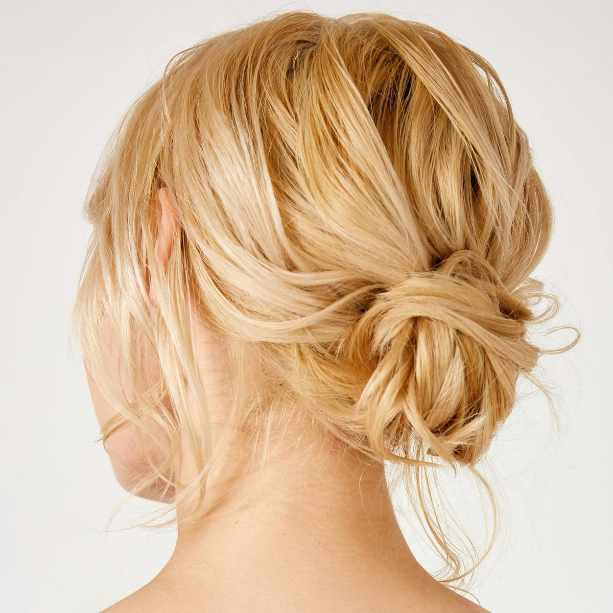 Model met opgestoken blond haar