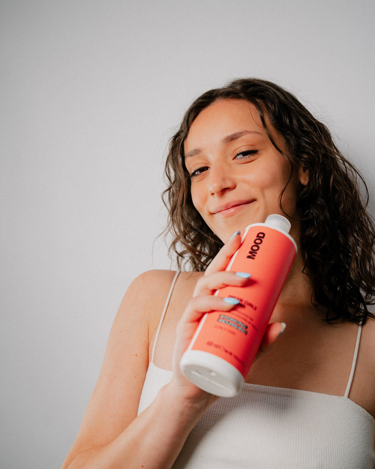Model met MOOD Dream Curls Shampoo