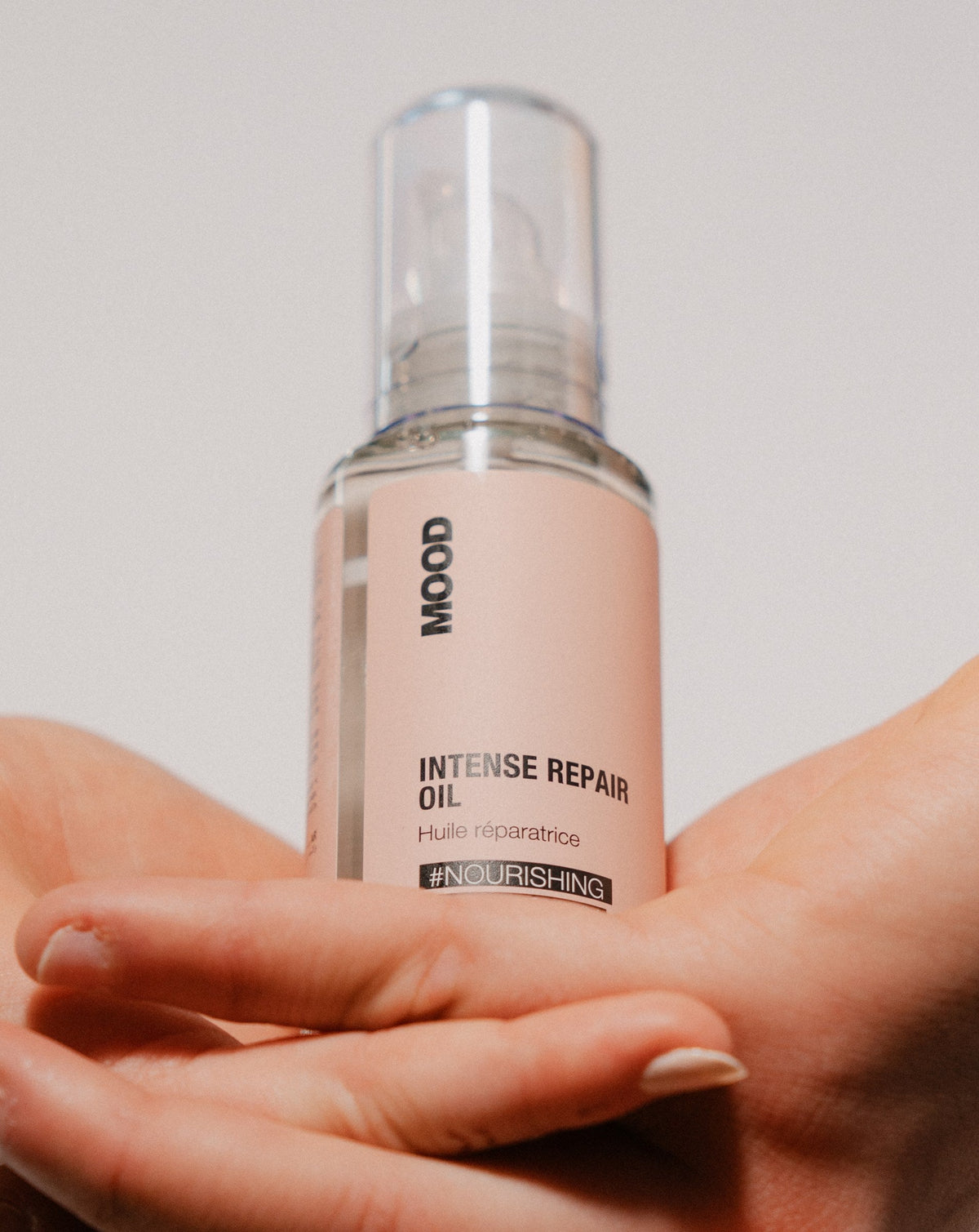MOOD Intense Repair Oil in de hand