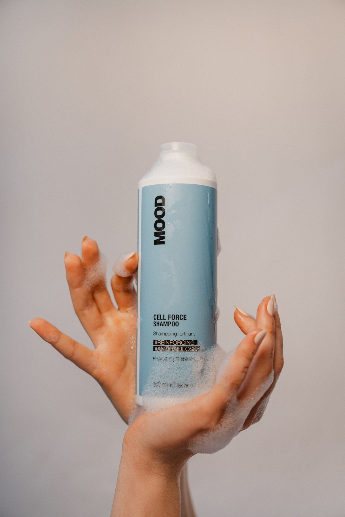 MOOD Cell Force Shampoo in de handen